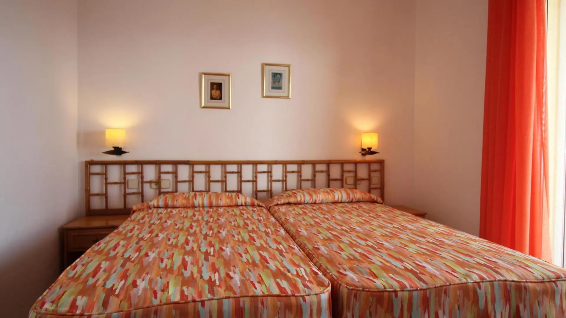 Bellamar C - Casa Adosada Para 10 Personas En Primera Linea De Mar En Llanca. - Es-228-18 Llanca