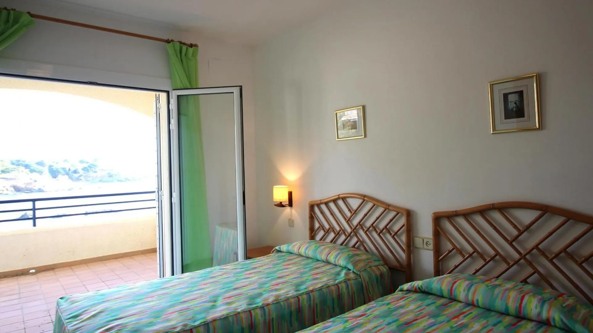 Bellamar C - Casa Adosada Para 10 Personas En Primera Linea De Mar En Llanca. - Es-228-18 Spain