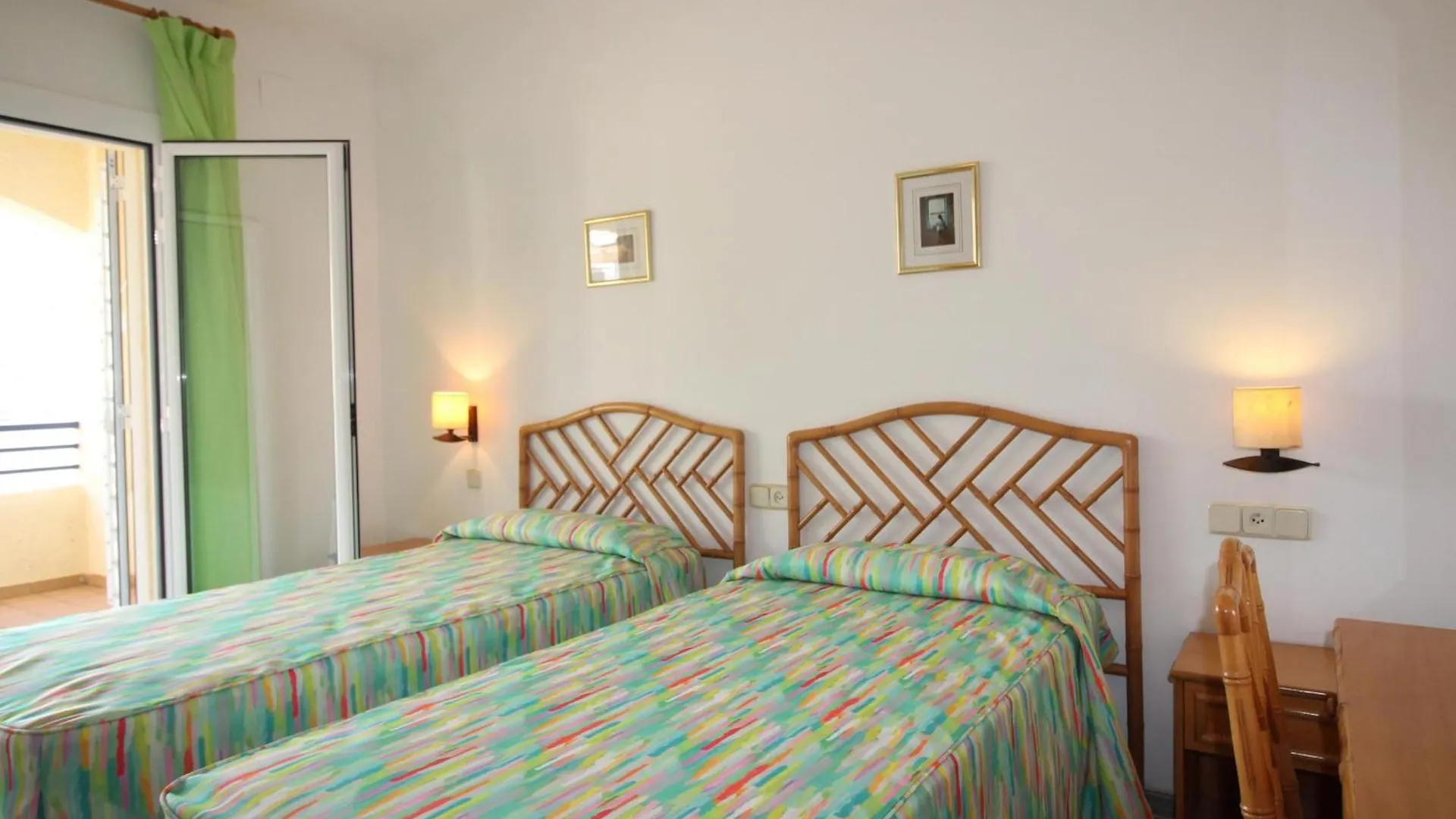 Bellamar C - Casa Adosada Para 10 Personas En Primera Linea De Mar En Llanca. - Es-228-18 0*, Llanca Spain